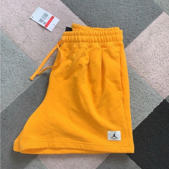 Women’s Jordan loose fit essentials shorts - Picture 4 of 5